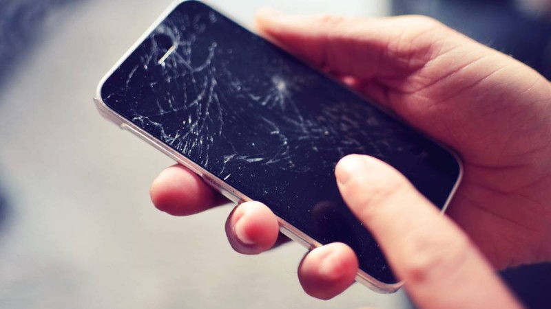 Απίστευτη έρευνα: Πόσο συχνά σας πέφτει το κινητό από το χέρι;