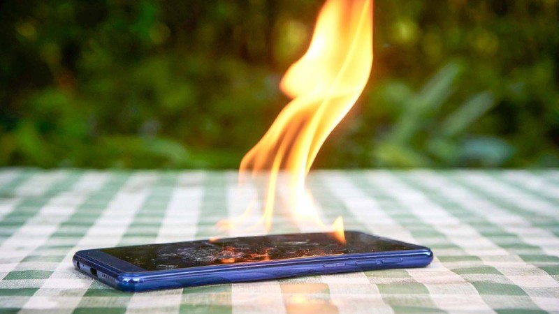 Φέρτε τον πυροσβεστήρα! Tips για να προστατέψετε το κινητό σας από τη ζέστη