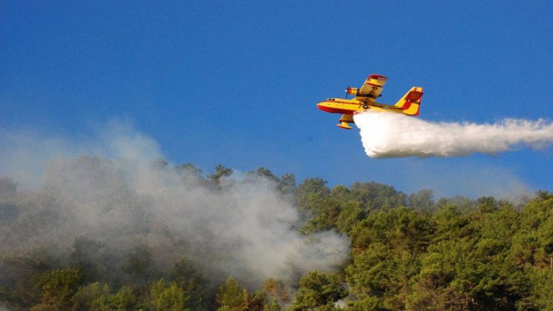 Μεγάλη φωτιά στη Λευκάδα - Σηκώθηκε και ελικόπτερο