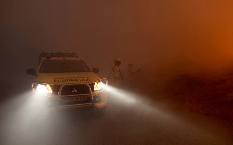 Φωτιές στην Πορτογαλία: Σε κατάσταση συναγερμού η χώρα δίνει «μάχη» με τις φλόγες