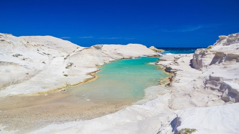 Λευκά βράχια και γαλανά νερά: Το πανέμορφο ελληνικό νησί που 