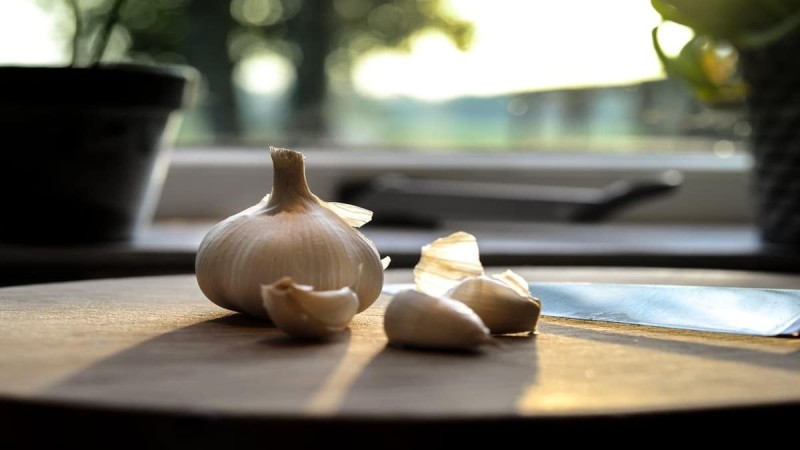 Δώστε βάση: Η απλή κίνηση στο μαγείρεμα που κάνει το σκόρδο ακόμη πιο ωφέλιμο