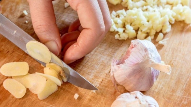 Ο «δαιμόνιος» τρόπος για να φύγει η βαριά μυρωδιά του σκόρδου από τα χέρια