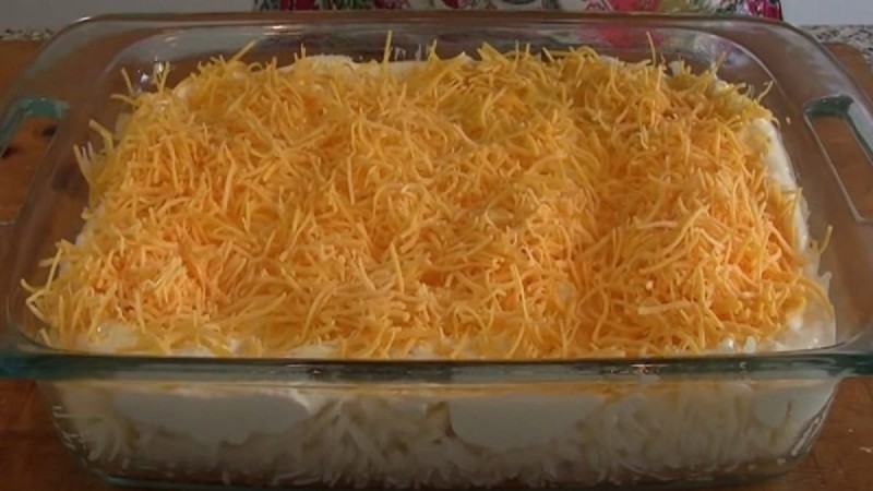 «Σκάνδαλο» στο πιάτο: Τρίβει τυρί πάνω από πατάτες και τα βάζει στον φούρνο - Ένα εκπληκτικό αποτέλεσμα!