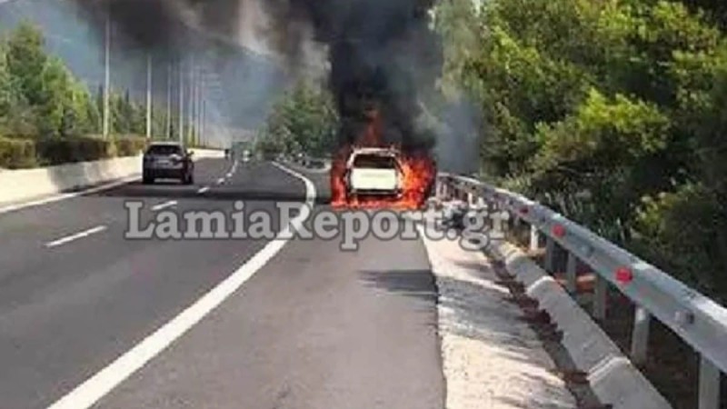 Τρομακτικό ατύχημα στην Εθνική Οδό: Αυτοκίνητο τυλίχθηκε στις φλόγες - Άμεση κινητοποίηση των Αρχών για το ζευγάρι που βρισκόταν μέσα (video)