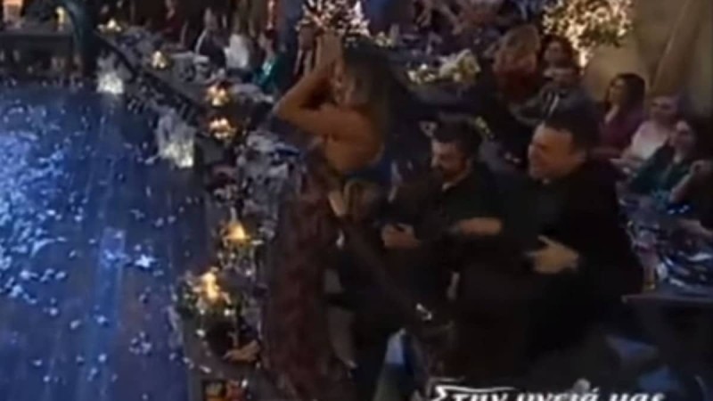 Κουκλάρα παίκτρια του Survivor ανέβηκε στο τραπέζι και χόρεψε το πιο «αμαρτωλό» τσιφτετέλι της ελληνικής τηλεόρασης!
