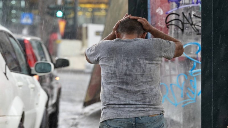 Άνοιξαν οι ουρανοί στην Αθήνα – Καταρρακτώδης βροχή σε πολλές περιοχές