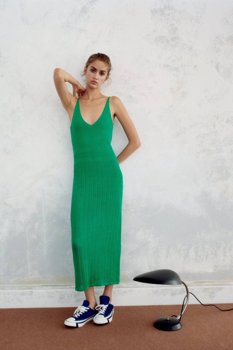 Στα Zara θα βρείτε το πιο δροσερό φόρεμα που θα αναδείξει τη σιλουέτα σας!