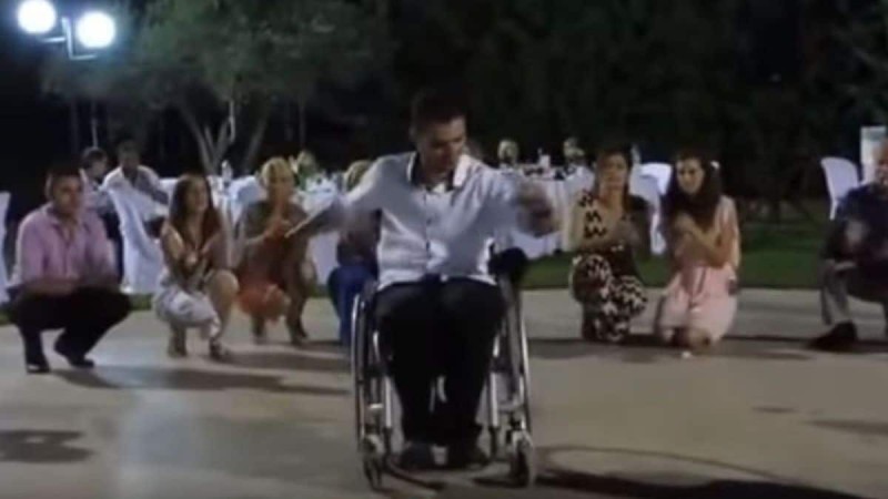 31χρονος άνδρας χορεύει ζεϊμπέκικο με αναπηρικό καροτσάκι: Το βίντεο που θα σας ραγίσει την καρδιά!