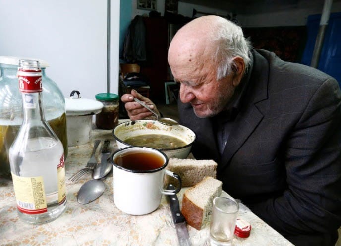 Είναι 90 ετών και δεν έφυγε ποτέ από το Τσέρνομπιλ! - Θα πάθετε πλάκα μόλις δείτε πώς είναι σήμερα! (Photos)