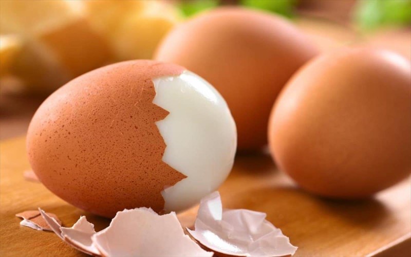  Καθαρίστε το βραστό αυγό με μία κίνηση - 5 κόλπσ που πρέπει να ξέρετε
