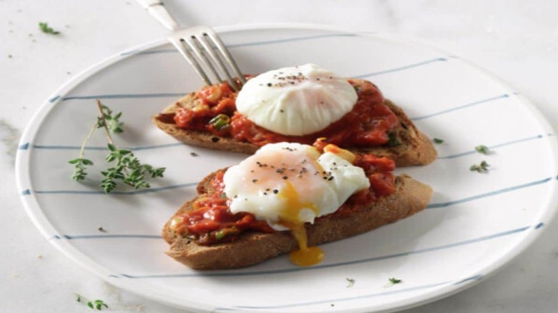 Πρωινό του 15': Εύκολο και γρήγορο πιάτο με αυγά ποσέ και σάλτσα ντομάτας
