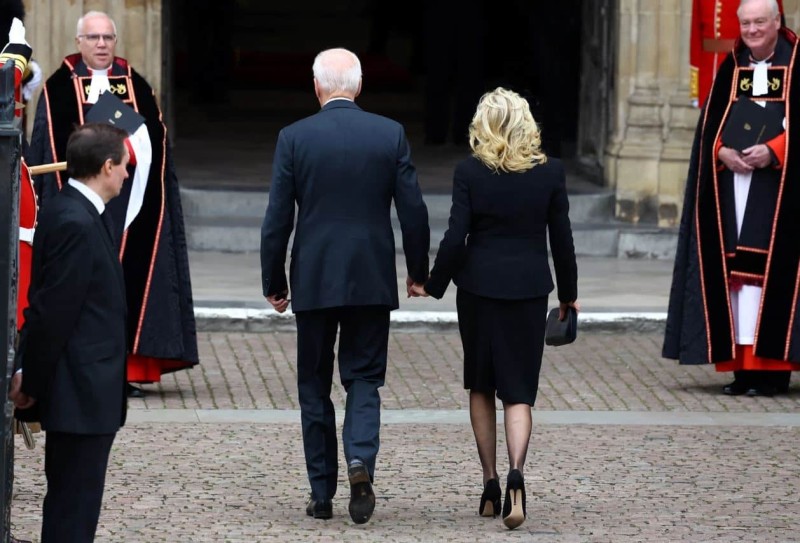 Κηδεία βασίλισσας Ελισάβετ: Η γαλλική κομψότητα της Μακρόν και τα εντυπωσιακά headpieces