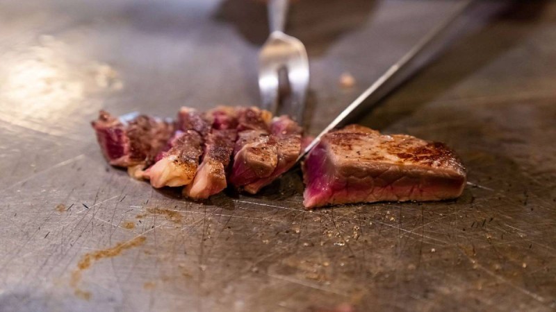 Μέγα κόλπο: Ο σωστός τρόπος για να ζεστάνεις ξανά το κρέας που έχει περισσέψει