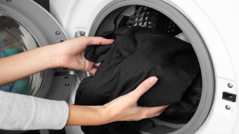 Ο σύμμαχος του πλυντηρίου για το πλύσιμο των μαύρων ρούχων - Φυσικό και οικονομικό κόλπο που δεν γνωρίζουν πολλοί