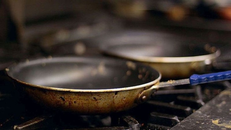 Σκουριασμένα κουζινικά σκεύη: Απομακρύνετέ την σκουριά με αλουμινόχαρτο και 1 ακόμα υλικό