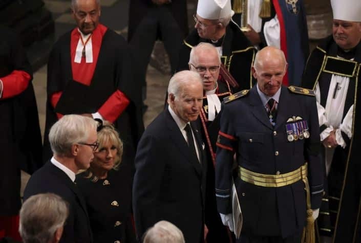 Κηδεία βασίλισσας Ελισάβετ, live εικόνα: Ξεκίνησε η νεκρική πομπή! Λεπτό προς λεπτό από το Λονδίνο