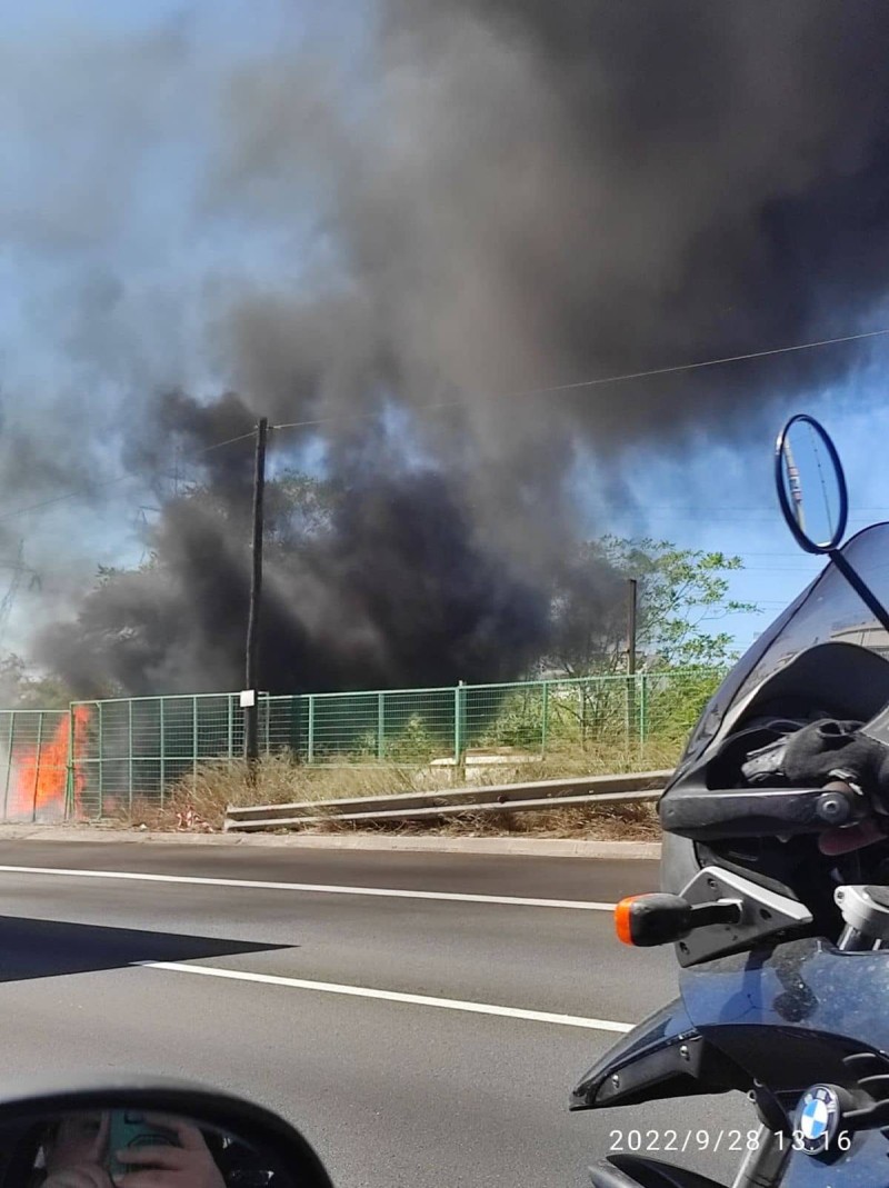 Νέα Φιλαδέλφεια: Πυρκαγιά κοντά στον Κηφισό - Καίγονται λάστιχα και ξερά χόρτα (photos)