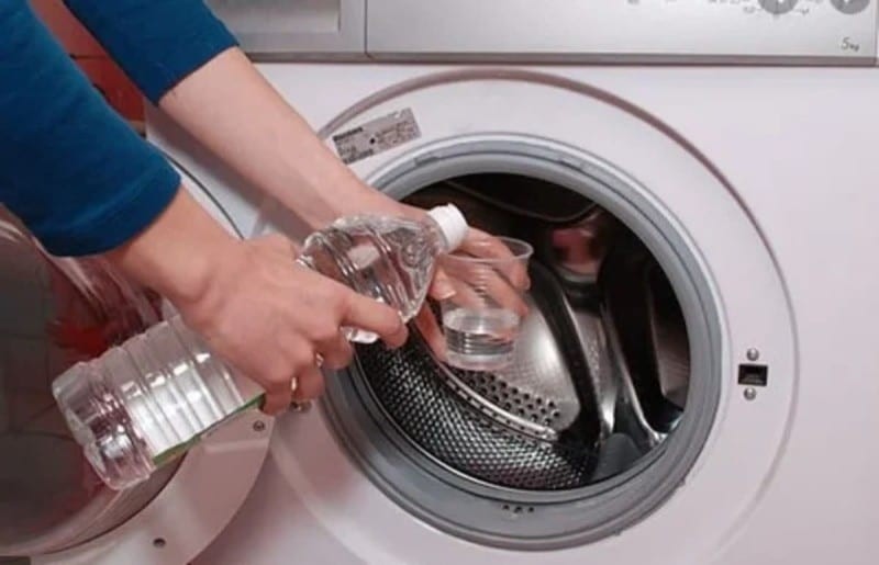 Απολύμανση σε 10': Το φυσικό κόλπο για να καθαρίσετε το πλυντήριο σας χωρίς χλωρίνη