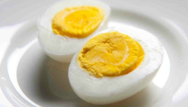 Καθαρίστε το βραστό αυγό με μία κίνηση - 5 κουζινικά κόλπα που πρέπει να ξέρετε