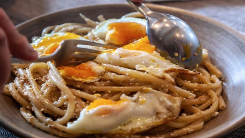 Μακαρονάδα 'τσουχτή': Μανιάτικη συνταγή για μακαρόνια με αυγά έτοιμα σε 8'