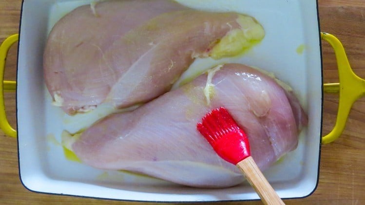 Τέρμα η ταλαιπωρία: Το εύκολο κόλπο για να φτιάξετε το πιο μαλακό και ζουμερό κοτόπουλο που έχετε δοκιμάσει!