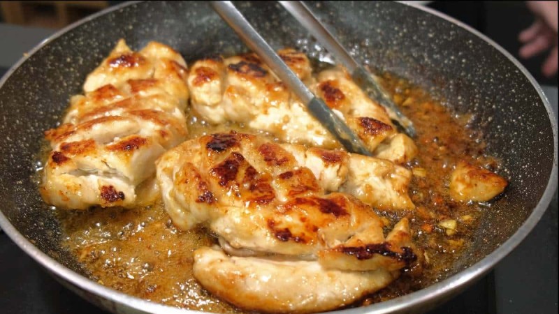 Τρυφερό φιλέτο κοτόπουλου με µυρωδικά και σάλτσα από λεμόνι