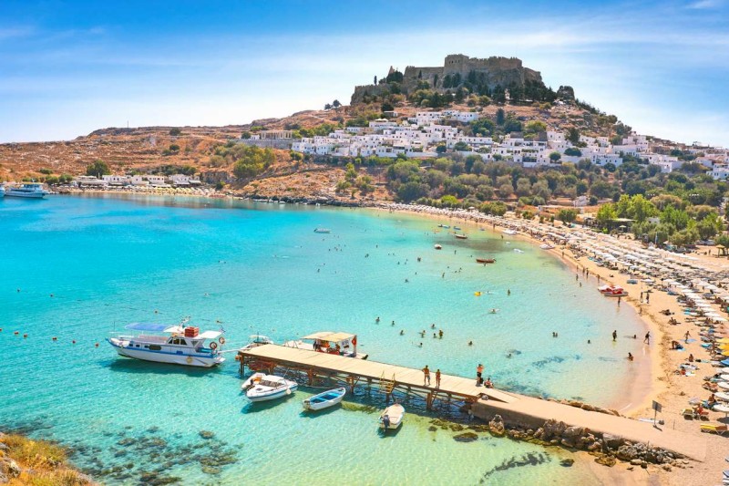 1.800.000 αφίξεις,ξεπέρασε κάθε προσδοκία: Το ελληνικό νησί-Έκπληξη κέρδισε το στοίχημα και θα ‘χει τουρίστες μέχρι τον Νοέμβρη