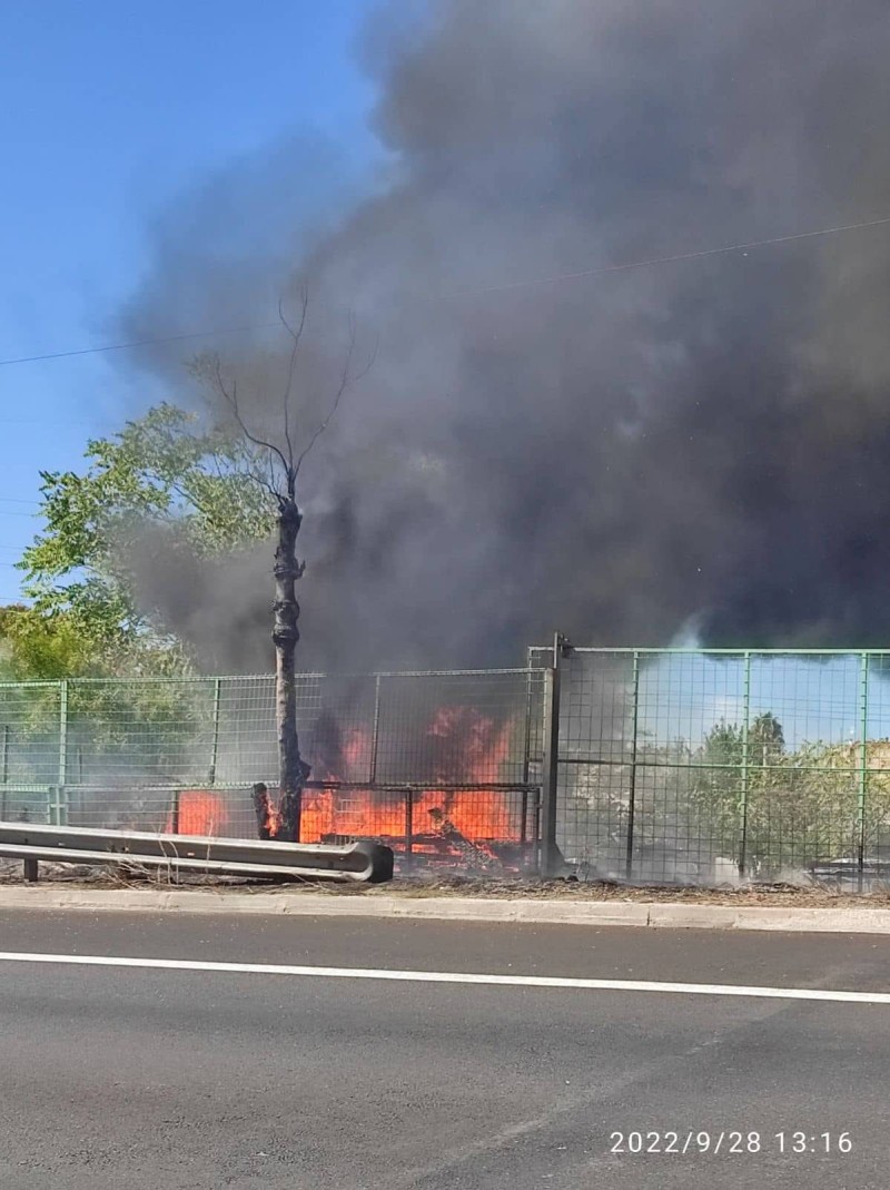 Νέα Φιλαδέλφεια: Πυρκαγιά κοντά στον Κηφισό - Καίγονται λάστιχα και ξερά χόρτα (photos)