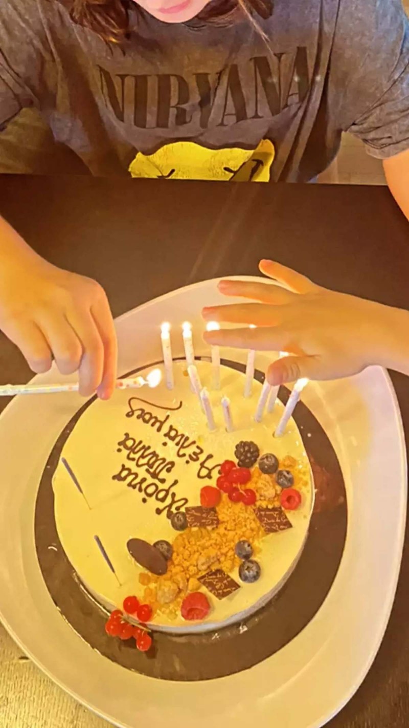 Στιγμές ευτυχίας στο σπίτι της Κατερίνας Καραβάτου: Η τούρτα – έκπληξη για τα 11α γενέθλιά της κόρης της, Αέλιας (photos)