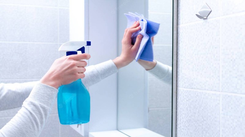 Να τι πρέπει να κάνετε για να μη θολώνει ο καθρέφτης στο μπάνιο - Γυαλίστε τον χωρίς τρίψιμο 