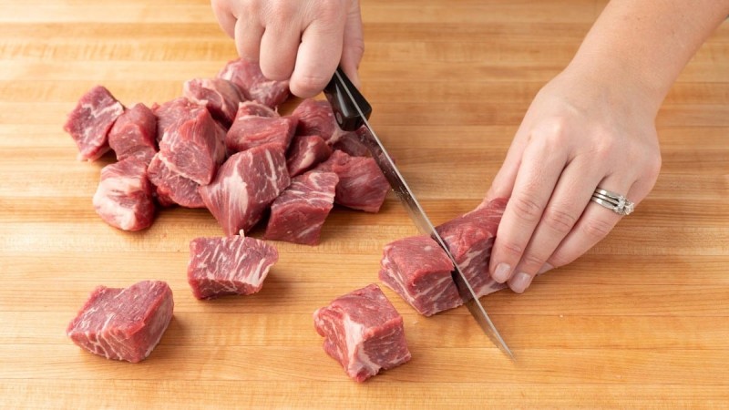 Εδώ σε έχουμε: Το τρικ για να κόβεις το κρέας σε μικρά κομμάτια σαν επαγγελματίας