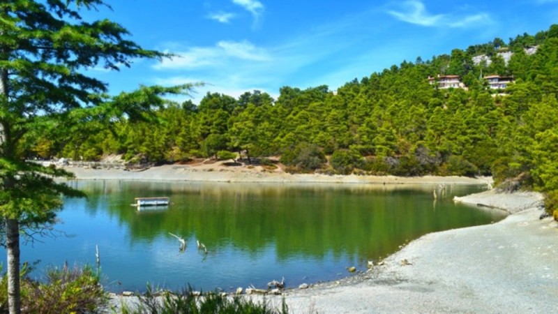 Η λίμνη που θυμίζει παράδεισο και απέχει μόλις 35' λεπτά από το κέντρο της Αθήνας