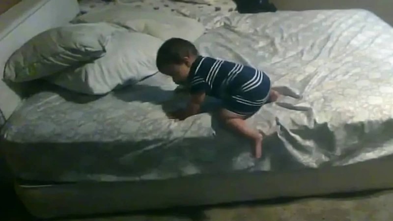 Ιδιοφυΐα ο μπόμπιρας: Κρυφή κάμερα αποκάλυψε τι σκέφτηκε αυτό το «πανούργο» μωρό για να κατεβαίνει από το κρεβάτι (video)