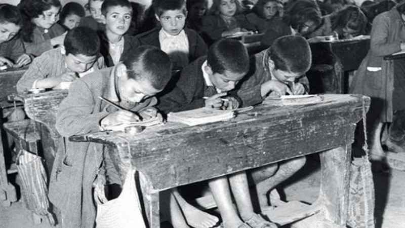 Ασπρόμαυρες φωτογραφίες ελληνικών σχολείων μιας άλλης εποχής