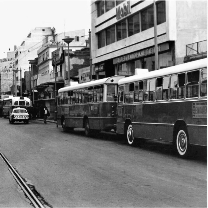 Μια ιστορία αγάπης για την Παλιά Αθήνα μέσα από τα λεωφορεία της δεκαετίας του 60' και μετά