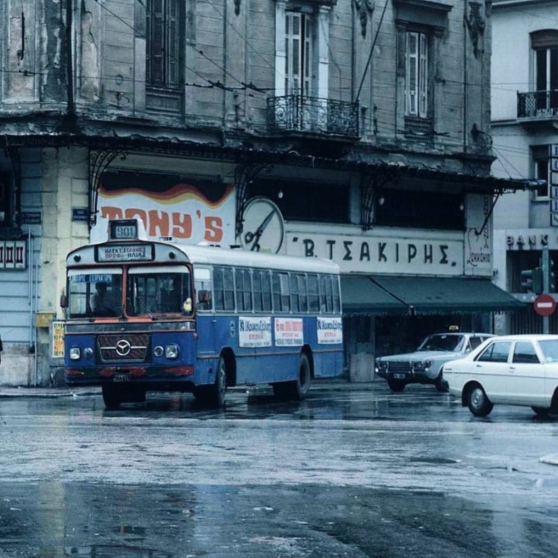 Μια ιστορία αγάπης για την Παλιά Αθήνα μέσα από τα λεωφορεία της δεκαετίας του '60 και μετά