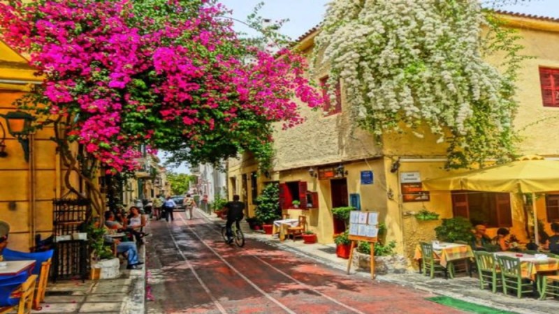 Η Πλάκα γέμισε πολύχρωμες, φωτεινές μπάλες - Τι συμβαίνει;