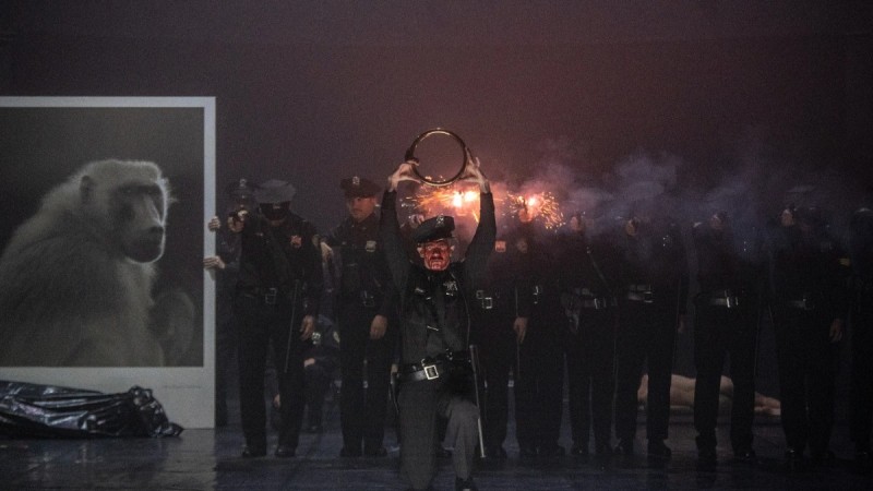  «Bros»- O Ρομέο Καστελούτσι στήνει στη Στέγη μια παράδοξη τελετουργία για τον νόμο και την τάξη