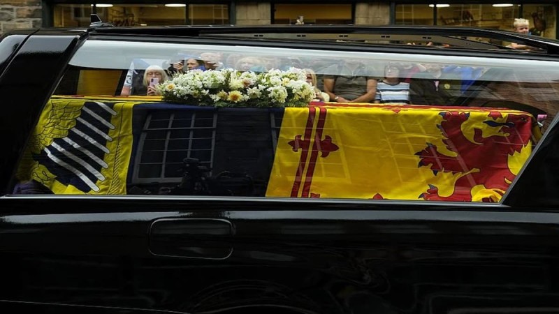 Βασίλισσα Ελισάβετ: Η σορός της έφτασε στο Εδιμβούργο – Οι αποκαρδιωτικές εικόνες της θλίψης και η κοσμοσυρροή