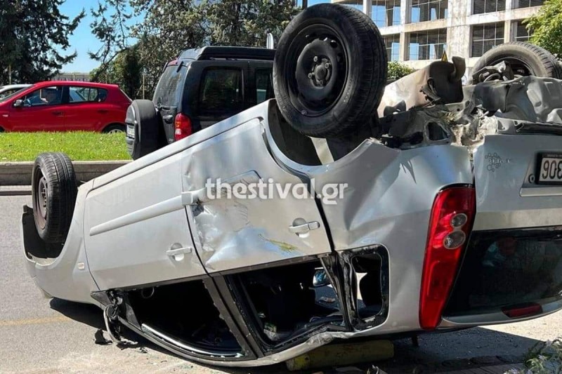 Σοκαριστικό τροχαίο στη Θεσσαλονίκη: Ανατροπή αυτοκινήτου  – Μία τραυματίας (photos)