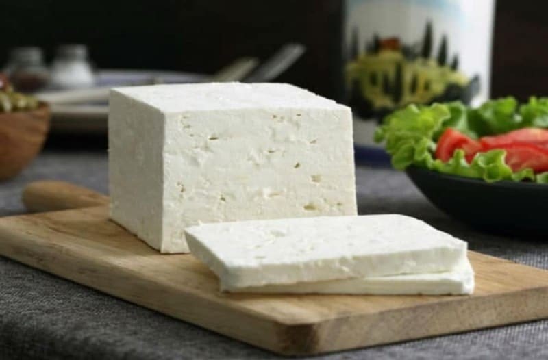Αυτό είναι το μυστικό κόλπο της γιαγιάς για να διατηρείς φρέσκια την φέτα για μήνες...Η φέτα είναι ένα Ελληνικό τυρί προστατευόμενης ονομασίας προέλευσης που αποτελεί το αγαπημένο συνοδευτικό φαγητών των περισσότερων Ελλήνων και όχι μόνο.  Πολλές φορ
