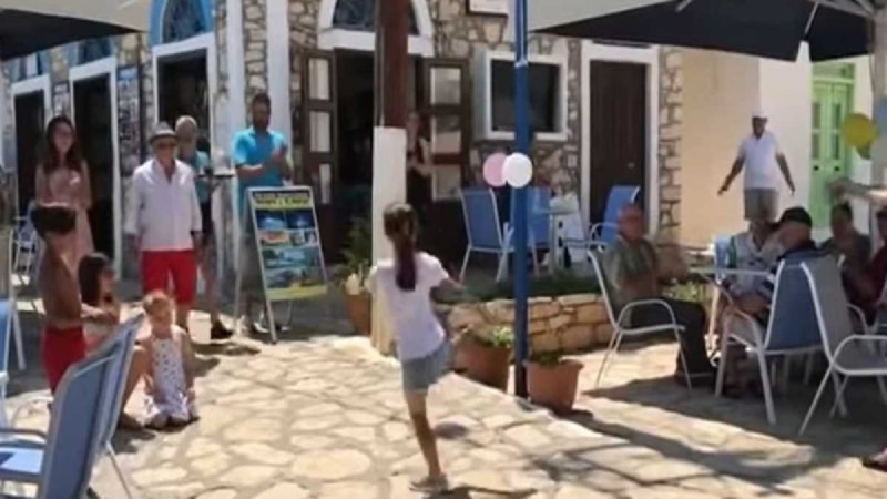 «Μαγκιόρικο» ζεϊμπέκικο γεμάτο περηφάνια και συγκίνηση στα σύνορα:  8χρονο κοριτσάκι χορεύει και αποθεώνεται!