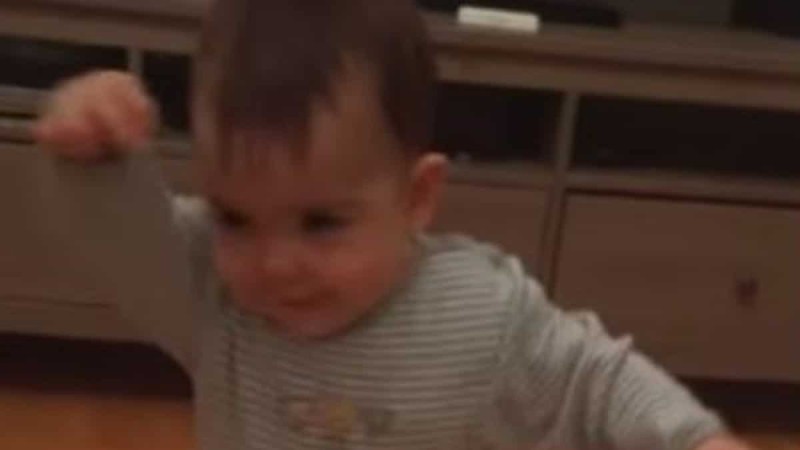 Μερακλής από μικρός: 10 μηνών μωρό χορεύει «μάγκικο» ζεϊμπέκικο - Δε θα το πιστεύετε!