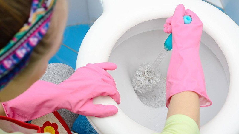 Το έξυπνο tip για να αφαιρέσετε την κιτρινίλα από τη λεκάνη της τουαλέτας