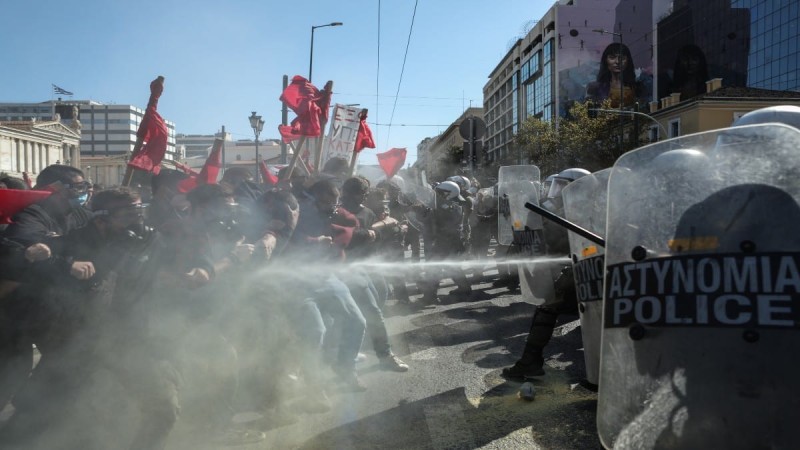 Μεγάλη ένταση στο κέντρο της Αθήνας: Επεισόδια και χημικά στο πανεκπαιδευτικό συλλαλητήριο στα Προπύλαια (video)