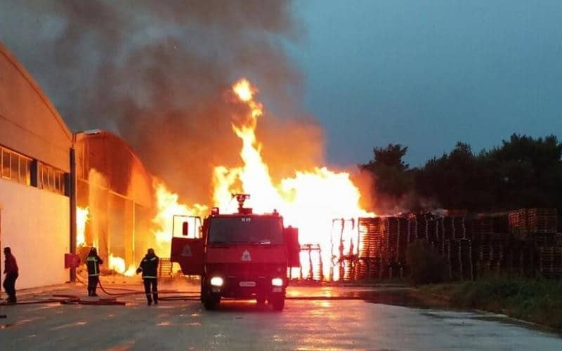 Φωτιά σε εργοστάσιο στη Σίνδο