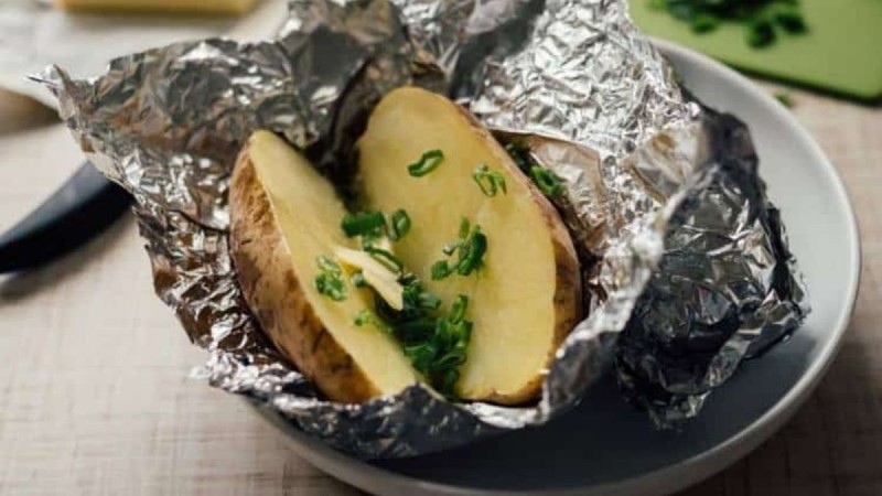 Προσοχή-κίνδυνος: Να γιατί δεν κάνει να ψήνετε πατάτες και κρέας μέσα σε αλουμινόχαρτο!