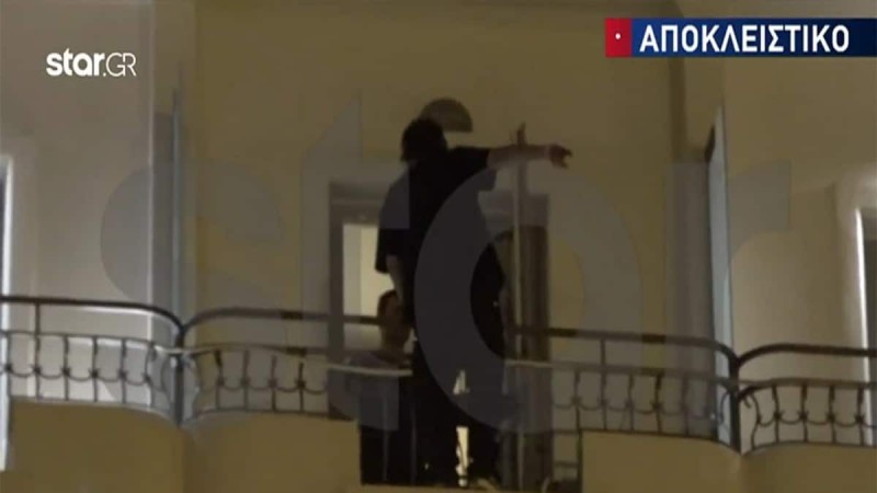 Θρίλερ στο κέντρο της Αθήνας: Νεαρός απειλούσε να πέσει από μπαλκόνι ξενοδοχείου - Κινηματογραφική επιχείρηση της ΕΛ.ΑΣ. για τη διάσωσή του