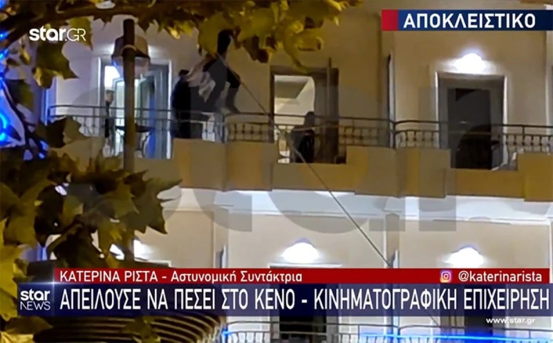 κεντρο-τησ-αθηνασ-ανδρασ-σε-μπαλκονι-ξενοδοχειου-3-10